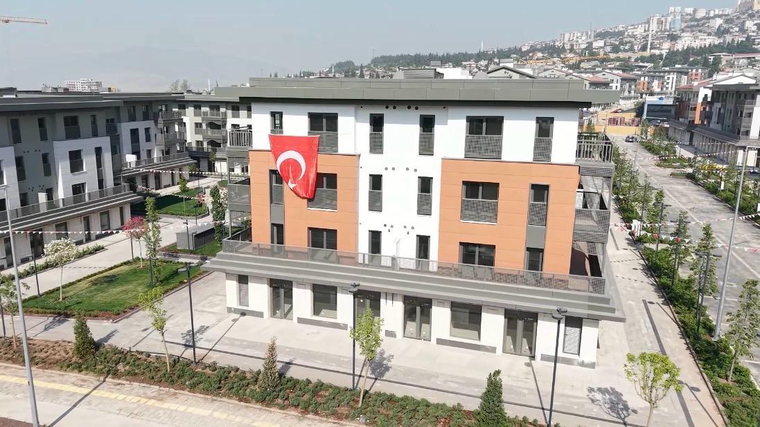 Depremin ardından başlatılan yeniden inşa çalışmaları kapsamında kent genelinde konut,