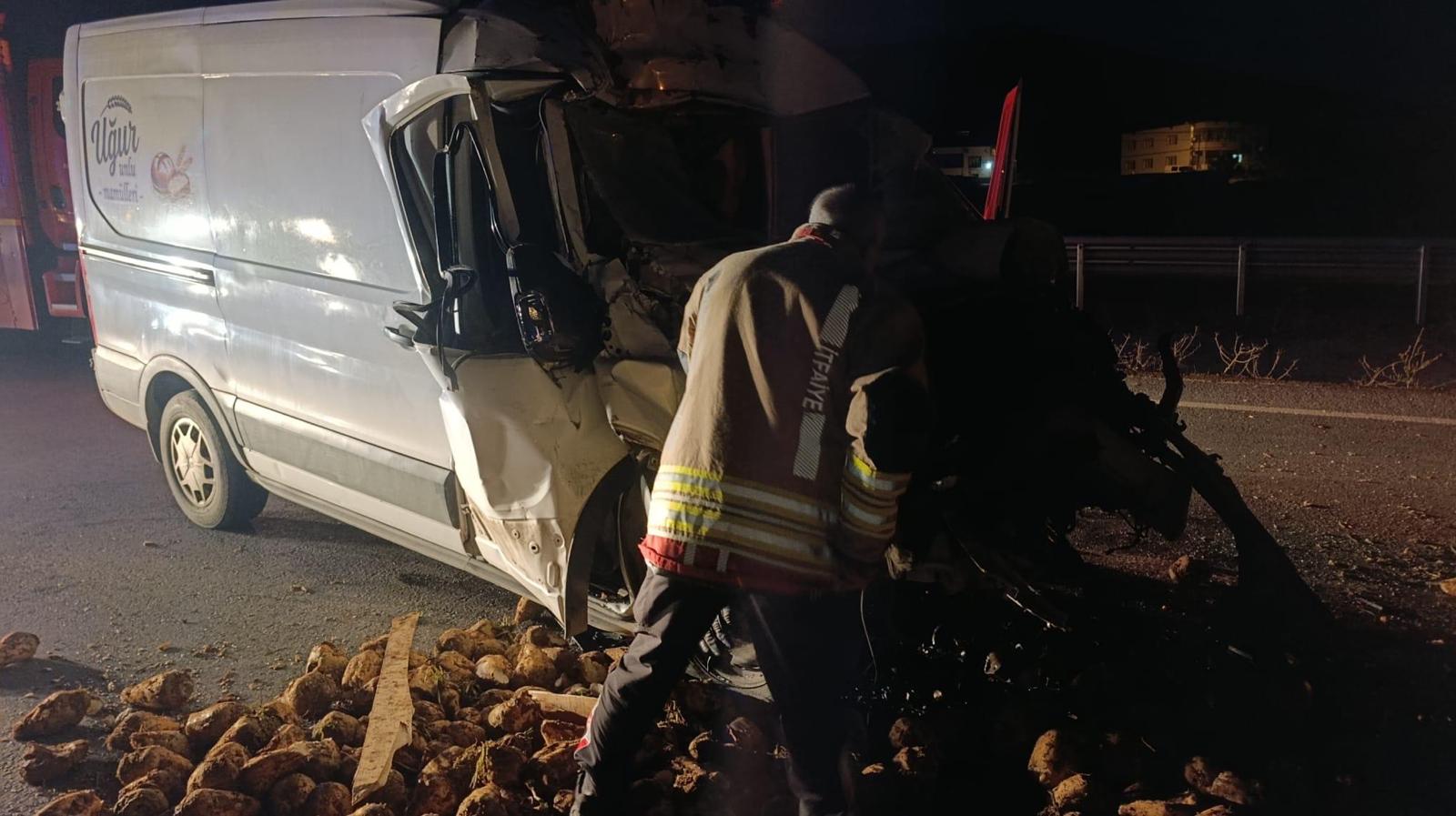 Kahramanmaraş’ta traktör römorkuna çarpan transit sürücüsü ağır yaralandı 1 IMG WA