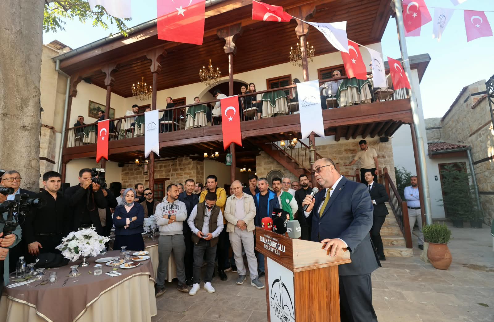 DULKADİROĞLU’NDA KÜLTÜR VE SANATA YENİ BİR SOLUK: AVLU1890 GÖRKEMLİ TÖRENLE AÇILDI Dulkadiroğlu Belediyesi, ilçenin sosyal ve kültürel yaşamına değer katacak önemli