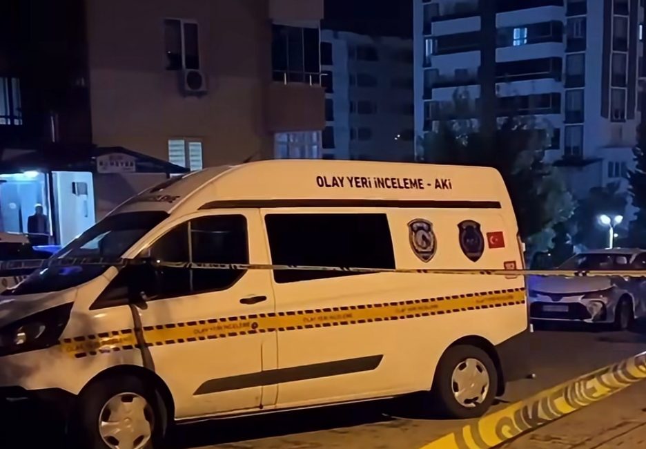Binevler’de Bıçaklı Kavga: 2 Kişi Yaralandı İhbar üzerine olay yerine sağlık ve polis ekipleri sevk edildi.