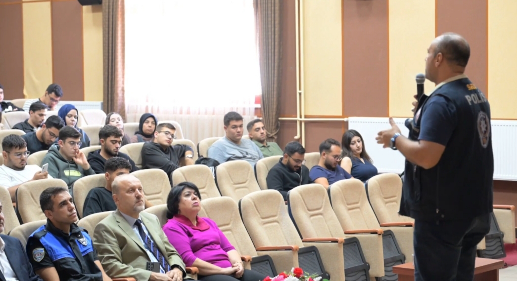 KSÜ’DE ÜNİVERSİTE ÖĞRENCİLERİNE POLİSTEN GÜVENLİK EĞİTİMİ Toplum Destekli Polislik, Narkotik Suçlarla Mücadele ve Siber Suçlarla Mücadele