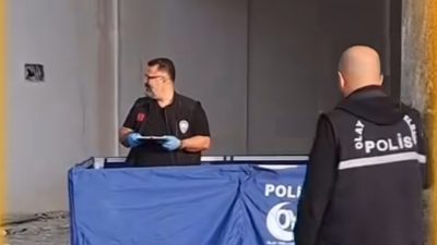 Edinilen bilgilere göre, yapımı devam eden bir inşaatın önünde hareketsiz