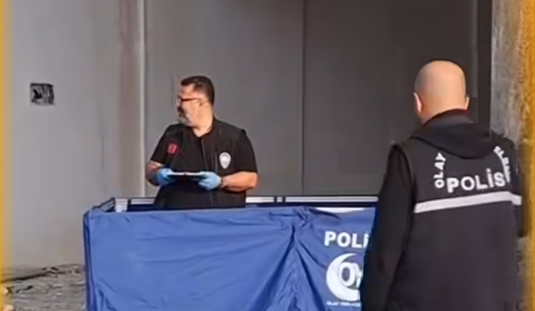 Kahramanmaraş’ta İnşaat Önünde Ölü Bulundu: Kimliği Belli Oldu Edinilen bilgilere göre, yapımı devam eden bir inşaatın önünde hareketsiz