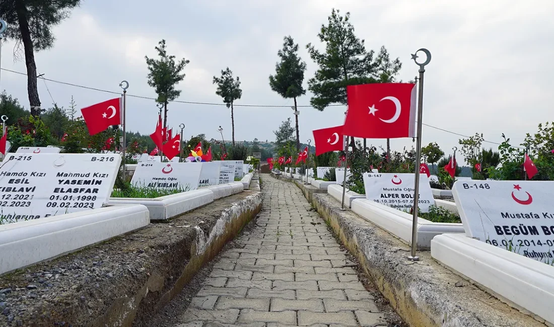 Kahramanmaraş Büyükşehir Belediyesi, şehir genelindeki mezarlıklarda başlattığı kapsamlı çevre düzenleme