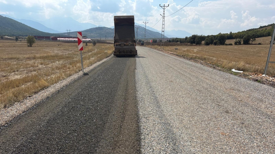 Büyükşehir, Göksun Yeniyapan’ın Yolunda İkinci Kat Asfaltı Seriyor Kahramanmaraş Büyükşehir Belediyesi, şehir genelinde ulaşım altyapısını güçlendirmek ve vatandaşlara