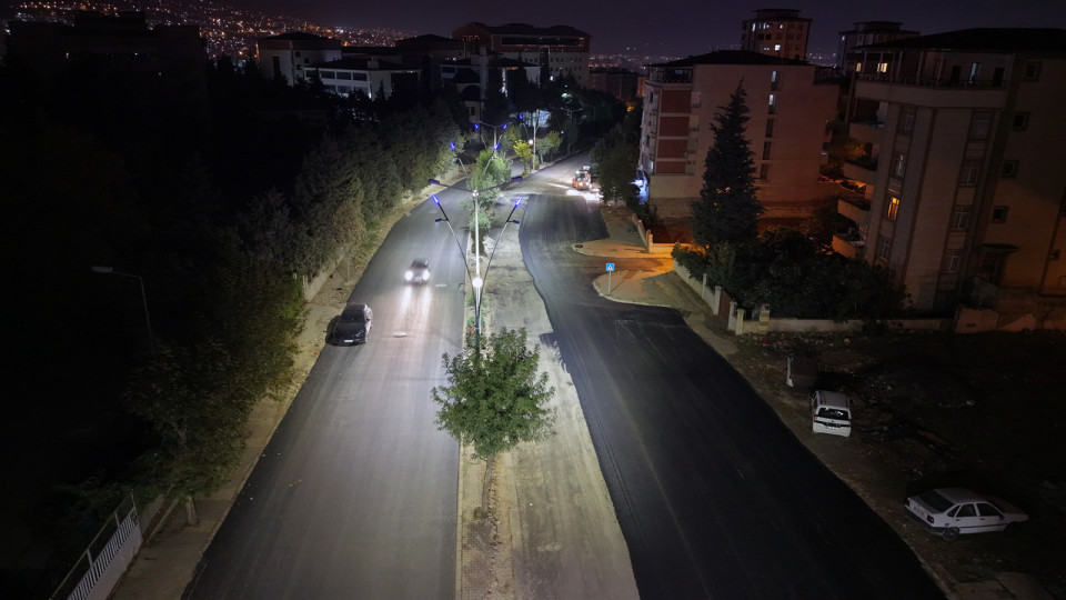 Kahramanmaraş Büyükşehir Belediyesi, şehir genelinde sürdürdüğü asfalt seferberliği kapsamında ulaşım