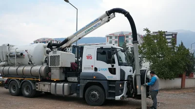 Ekipler, ana arterlerde ve yerleşim yerlerinde meydana gelebilecek su taşkınlarını