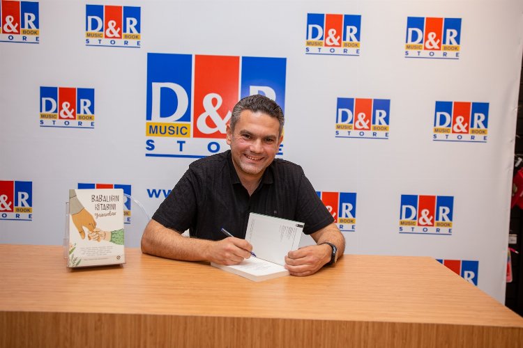 D&R, ödüllü gazeteci İlker